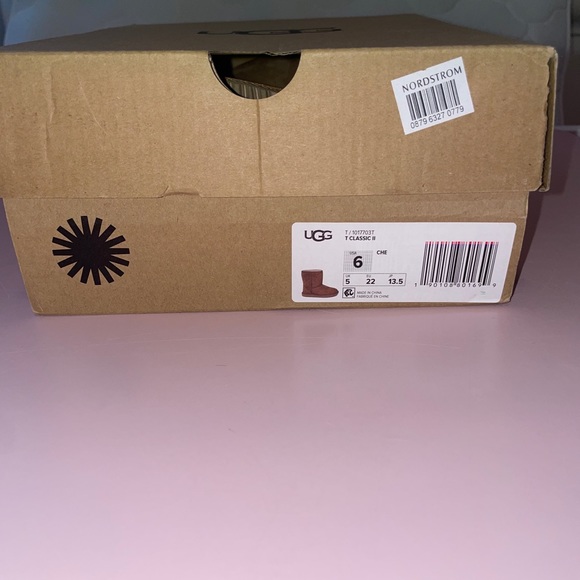 Toddler girl UGGS size 6 - Picture 4 of 5